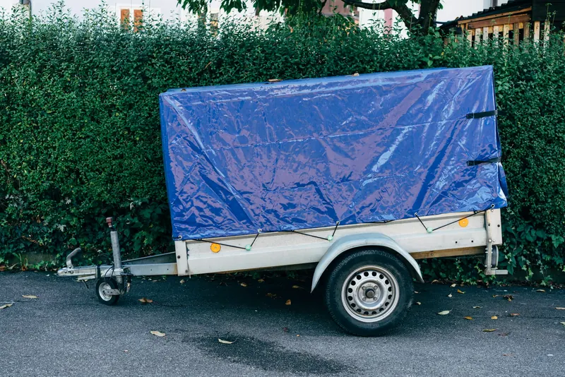 Anhänger mit gespannter Blache