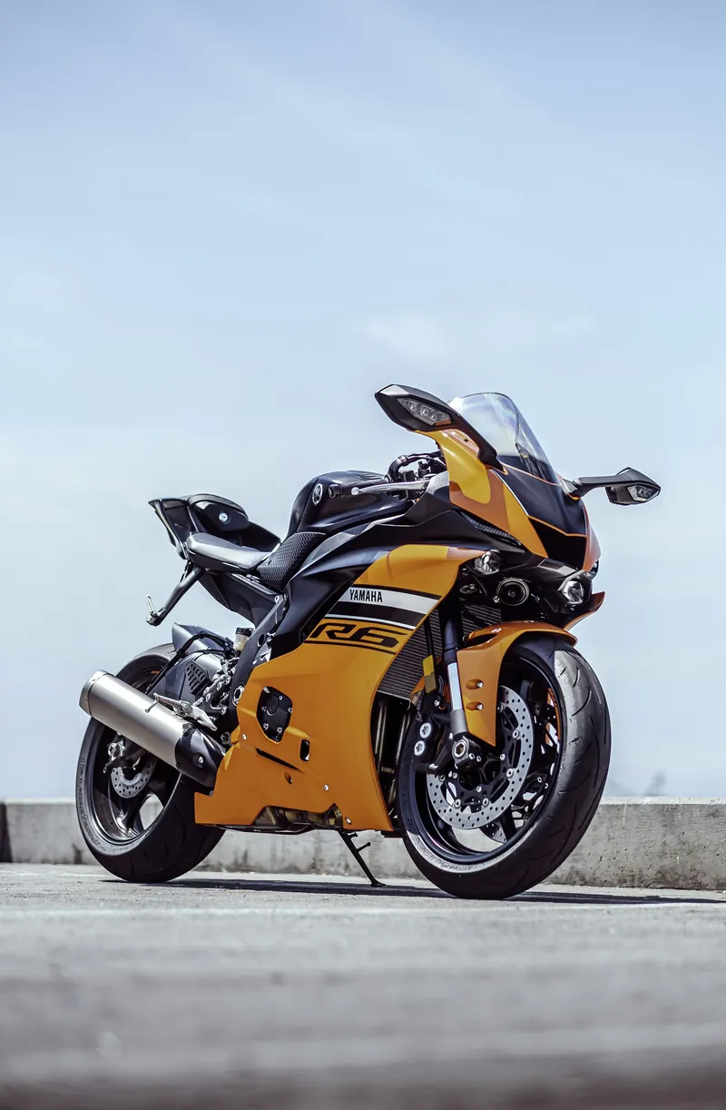 Sportmotorrad mit gelb-schwarzer Verkleidung
