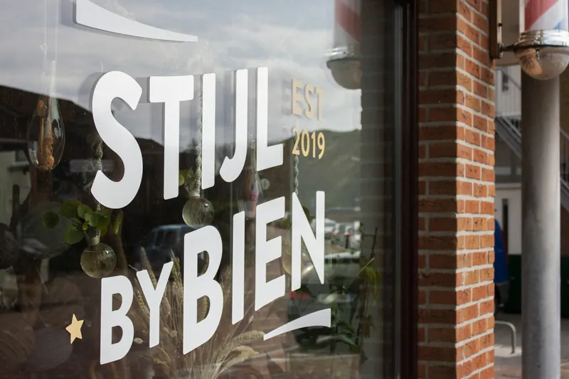 Schaufenster mit weisser Folienschrift