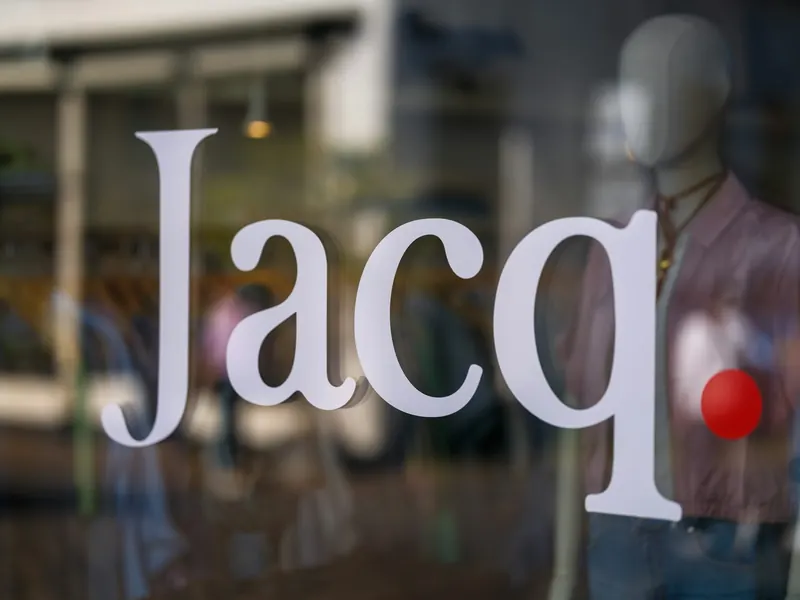 Ladenschaufenster mit grosser Schriftzug-Beschriftung
